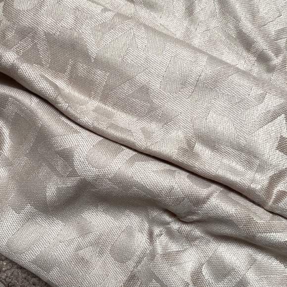 🧣 DKNY shawl/scarf🧣 - Picture 2 of 3